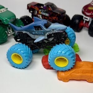 Monster Jam Megalodon Loop of Doom Blue Yellow1:64 Truck 2024 play set Exclusive